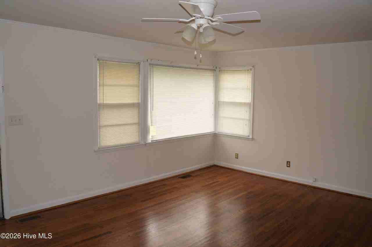 917 Simmons St - Photo 2 of 11