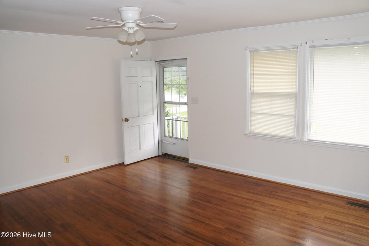 917 Simmons St - Photo 3 of 11