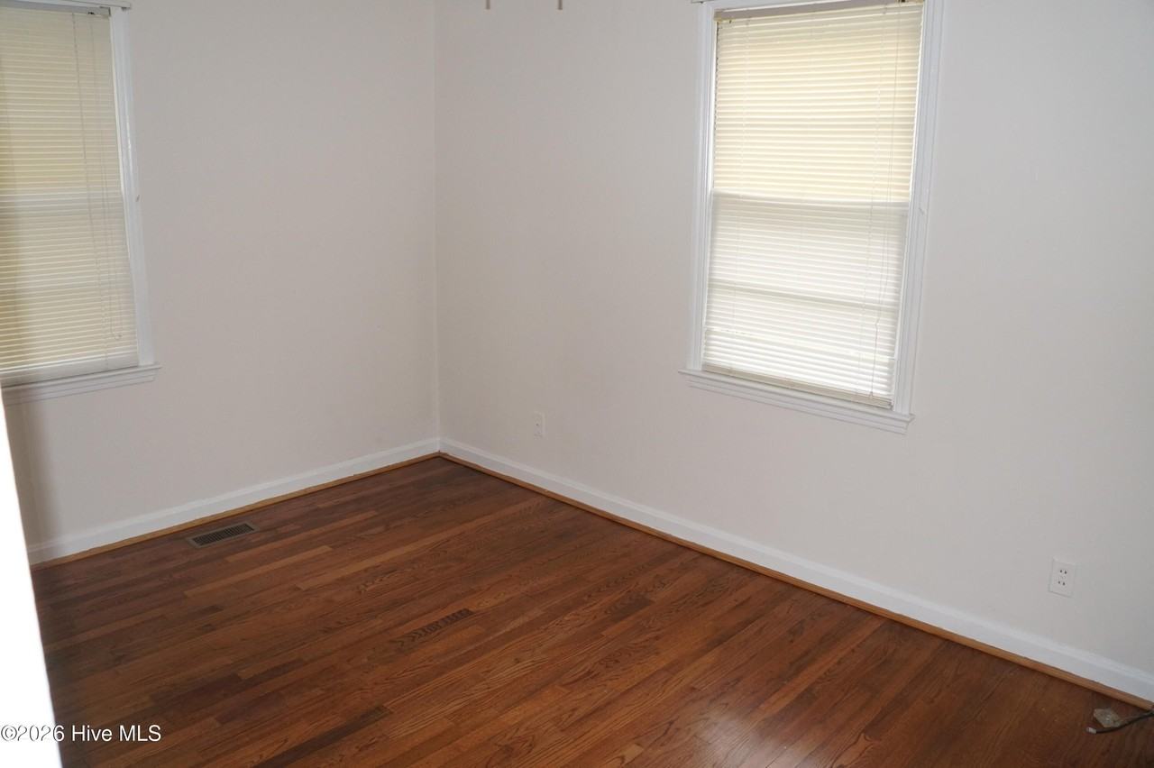 917 Simmons St - Photo 4 of 11