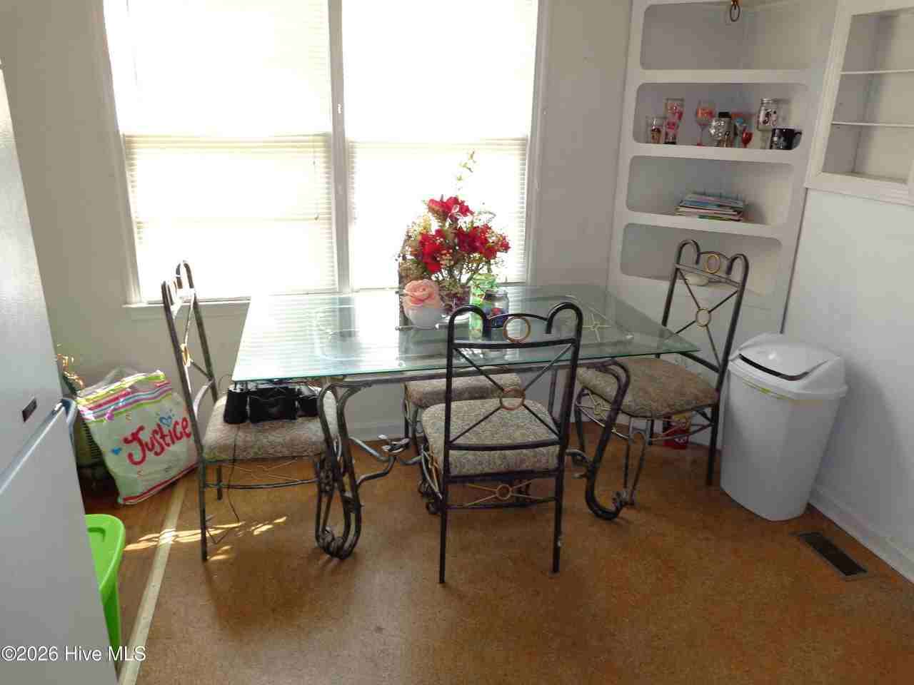 917 Simmons St - Photo 5 of 11