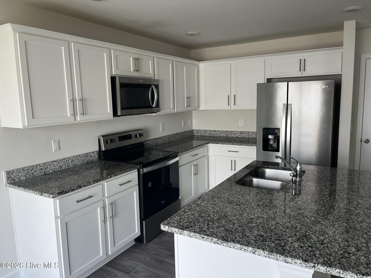 1196 Fowler Dr - Photo 4 of 13