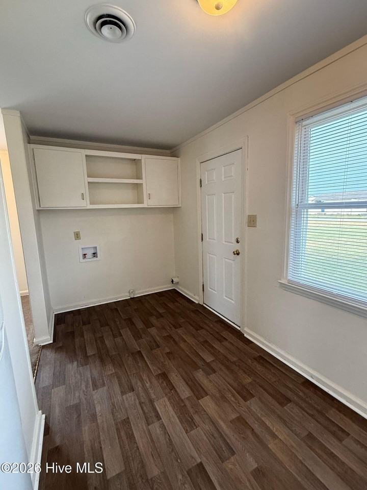 333 Starling St - Photo 4 of 6