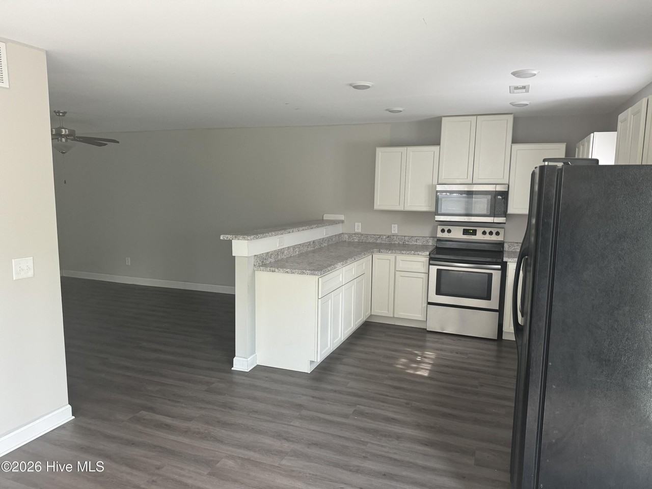 214 Jordan Ln - Photo 2 of 15