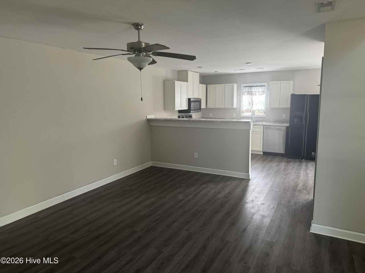 214 Jordan Ln - Photo 3 of 15