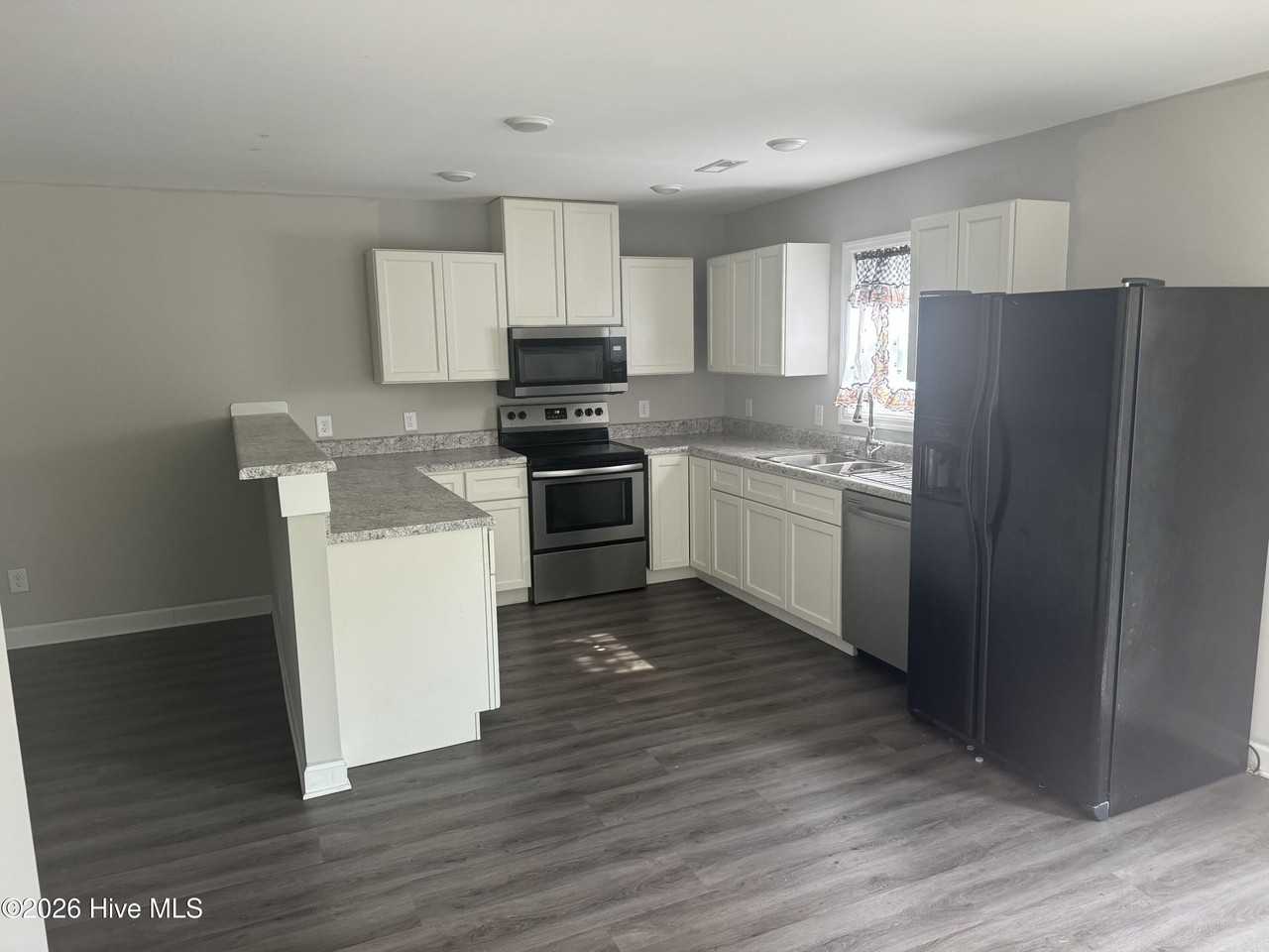 214 Jordan Ln - Photo 5 of 15