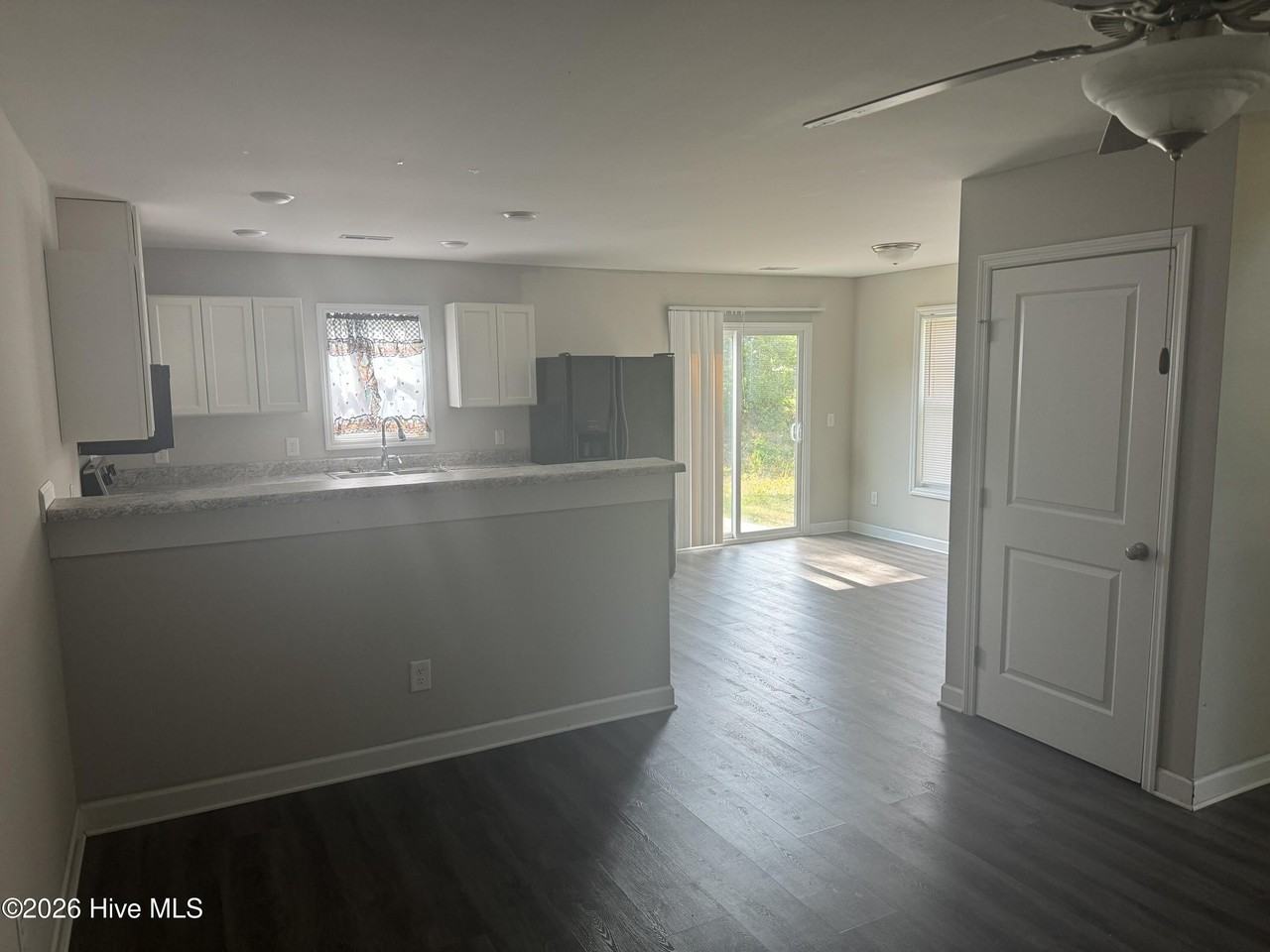 214 Jordan Ln - Photo 6 of 15