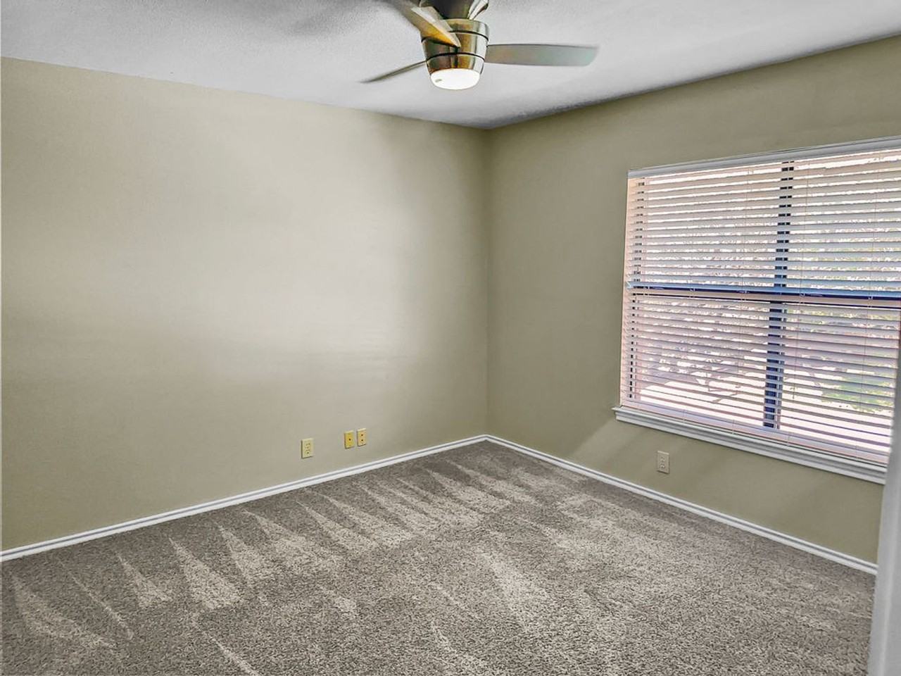 14215 Daylight Rdg - Photo 3 of 21