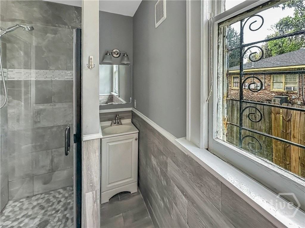 607 E 37th St - Photo 4 of 18