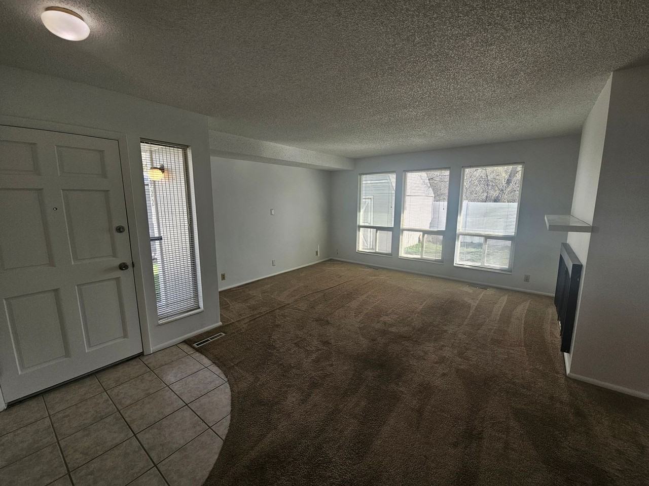 922 E Hillview Dr - Photo 3 of 23