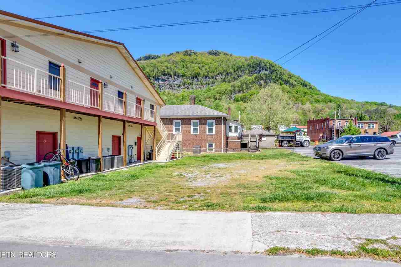 704 Brooklyn St Unit 4 - Photo 4 of 11