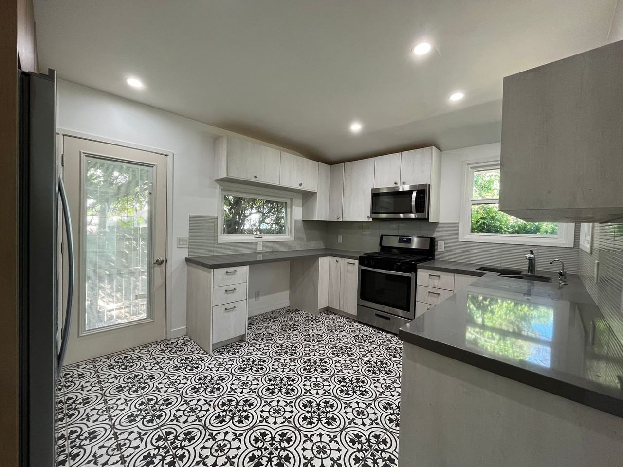 4732 Katherine Ave - Photo 6 of 35