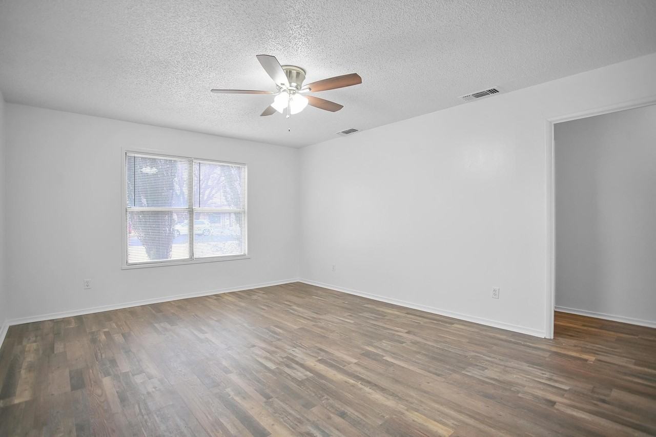 1307 61st St - Photo 4 of 34