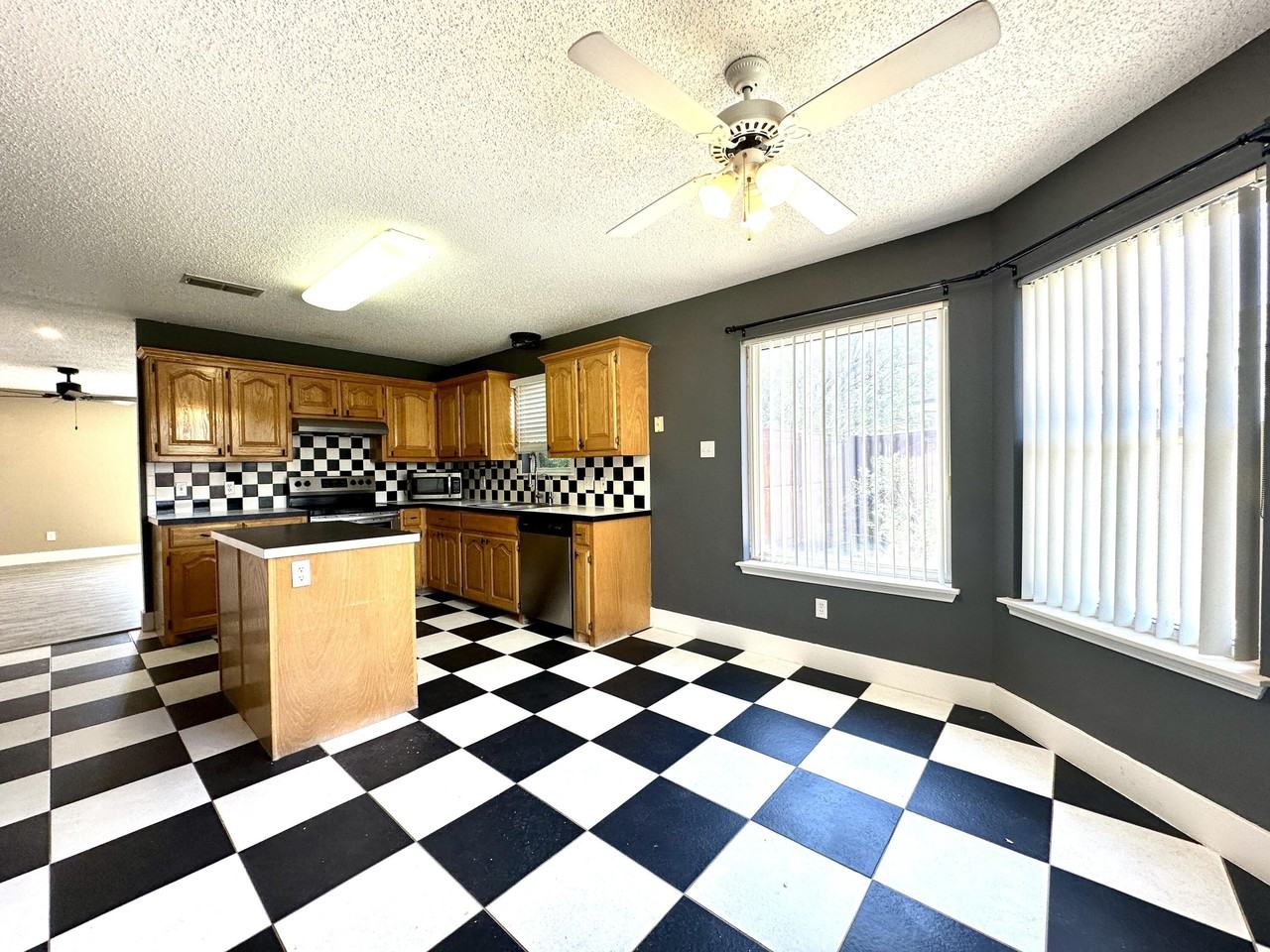 6106 9th St - Photo 4 of 18