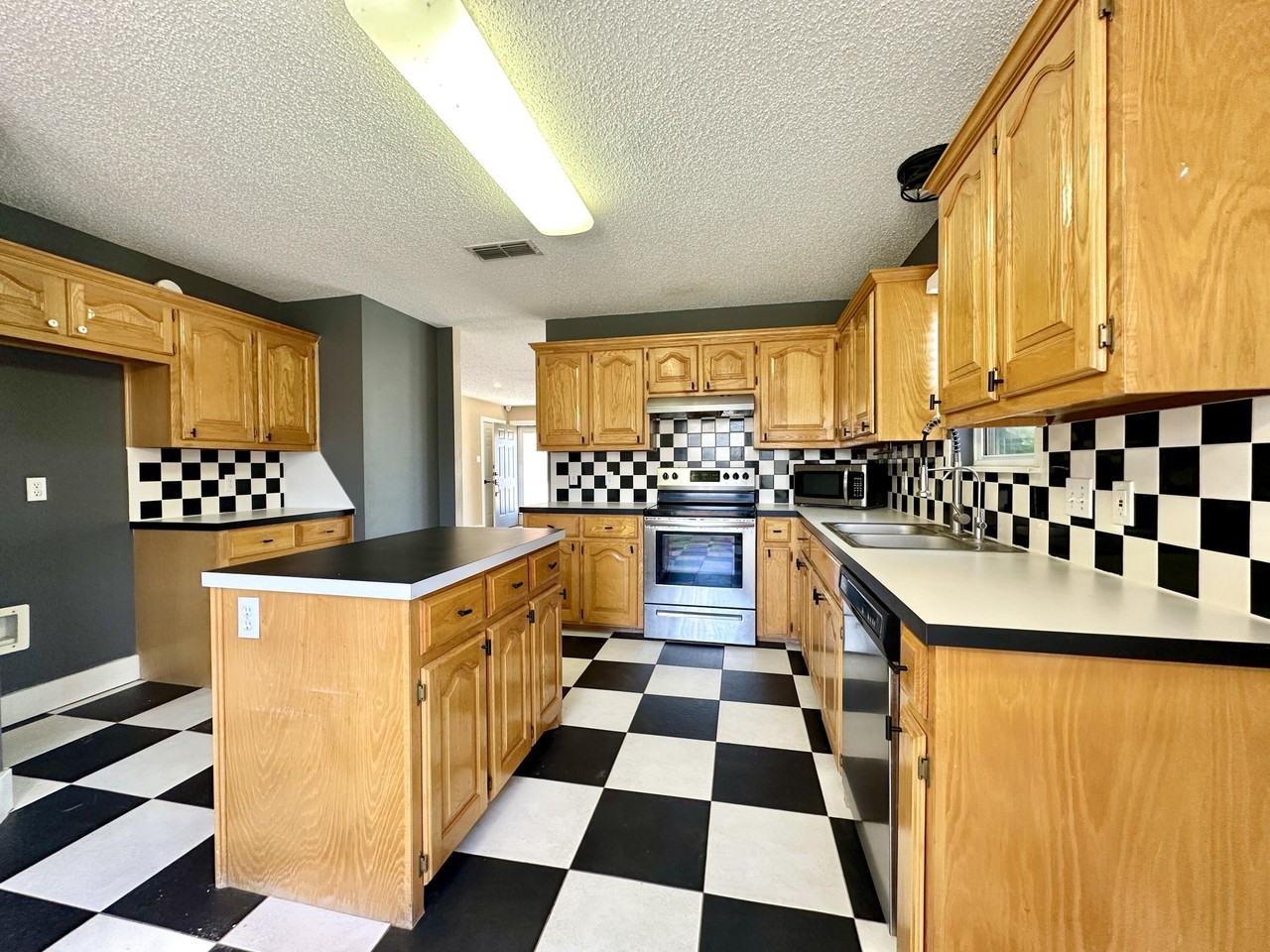 6106 9th St - Photo 5 of 18