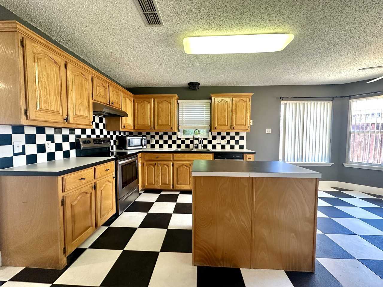 6106 9th St - Photo 6 of 18