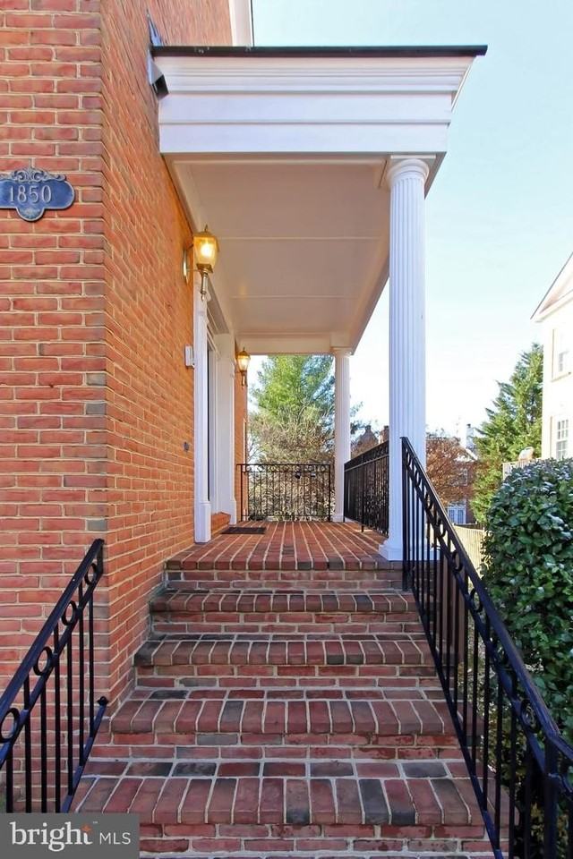 1850 Brenthill Way - Photo 2 of 43