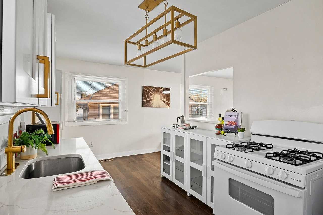 903 Montrose Ave - Photo 3 of 26