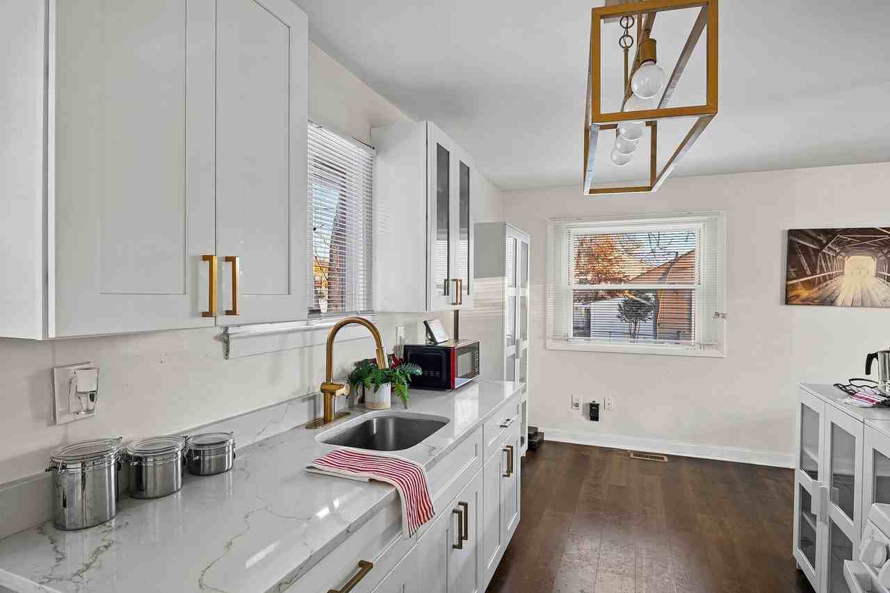 903 Montrose Ave - Photo 5 of 26