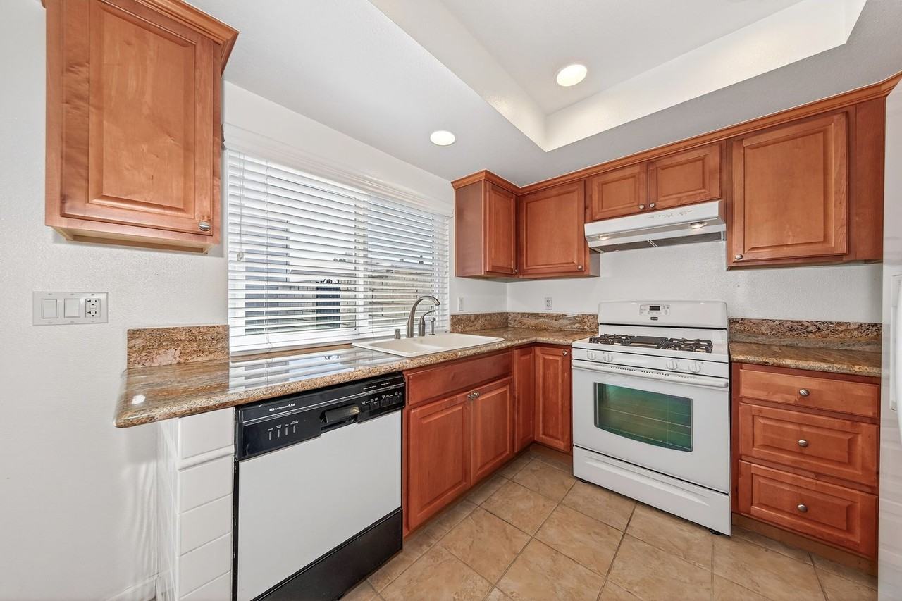 25244 Lawton Ave - Photo 7 of 26