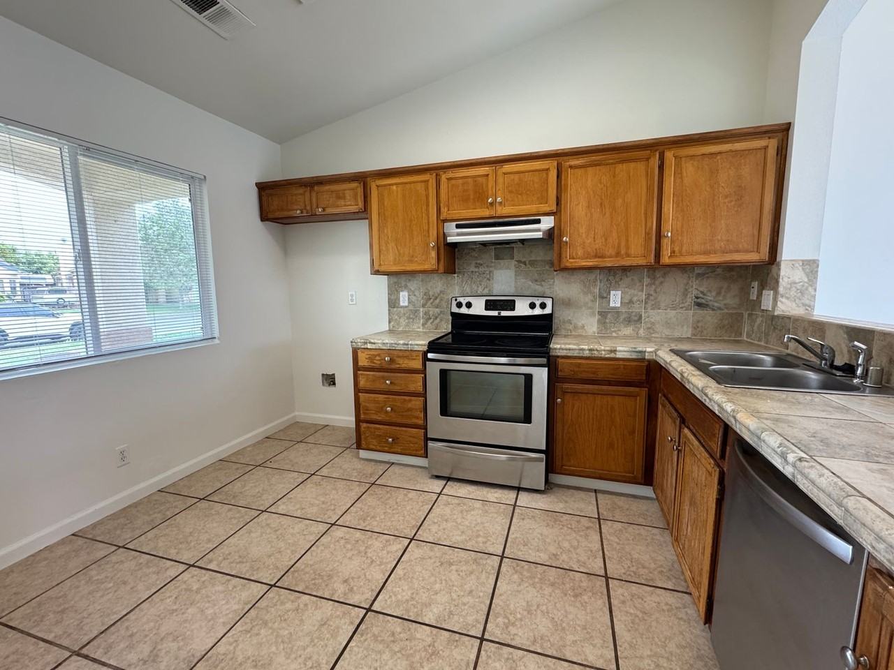 1637 Terra Vista Ln - Photo 3 of 26