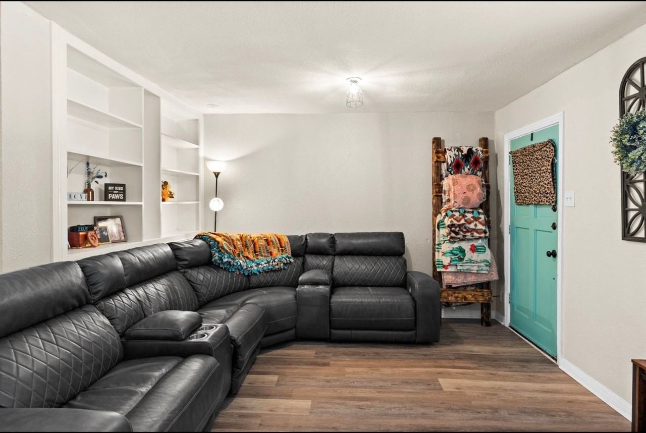 917 Crockett Ct - Photo 7 of 29