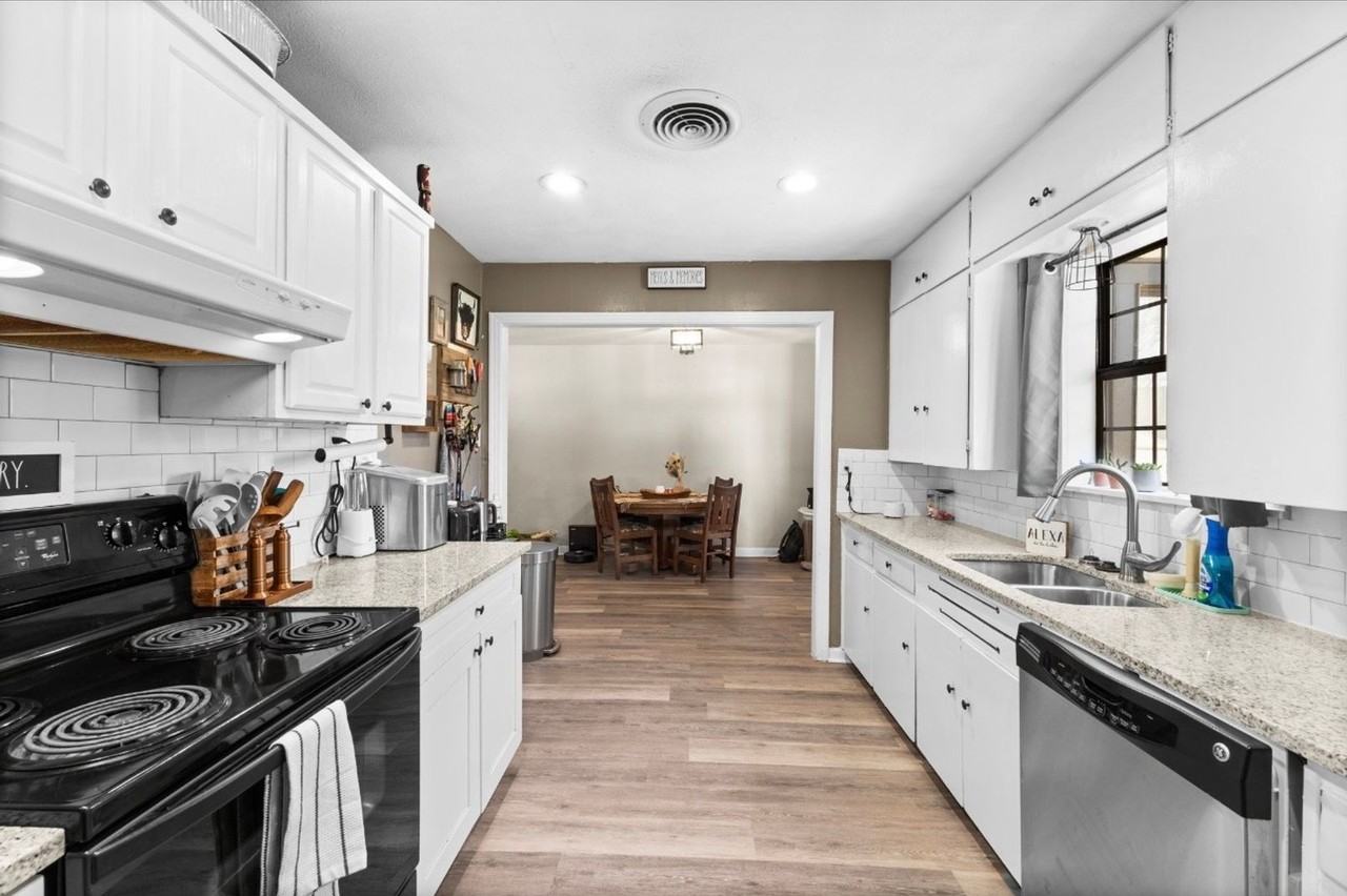 917 Crockett Ct - Photo 3 of 29