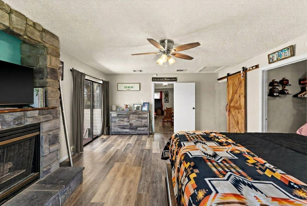 917 Crockett Ct - Photo 5 of 29