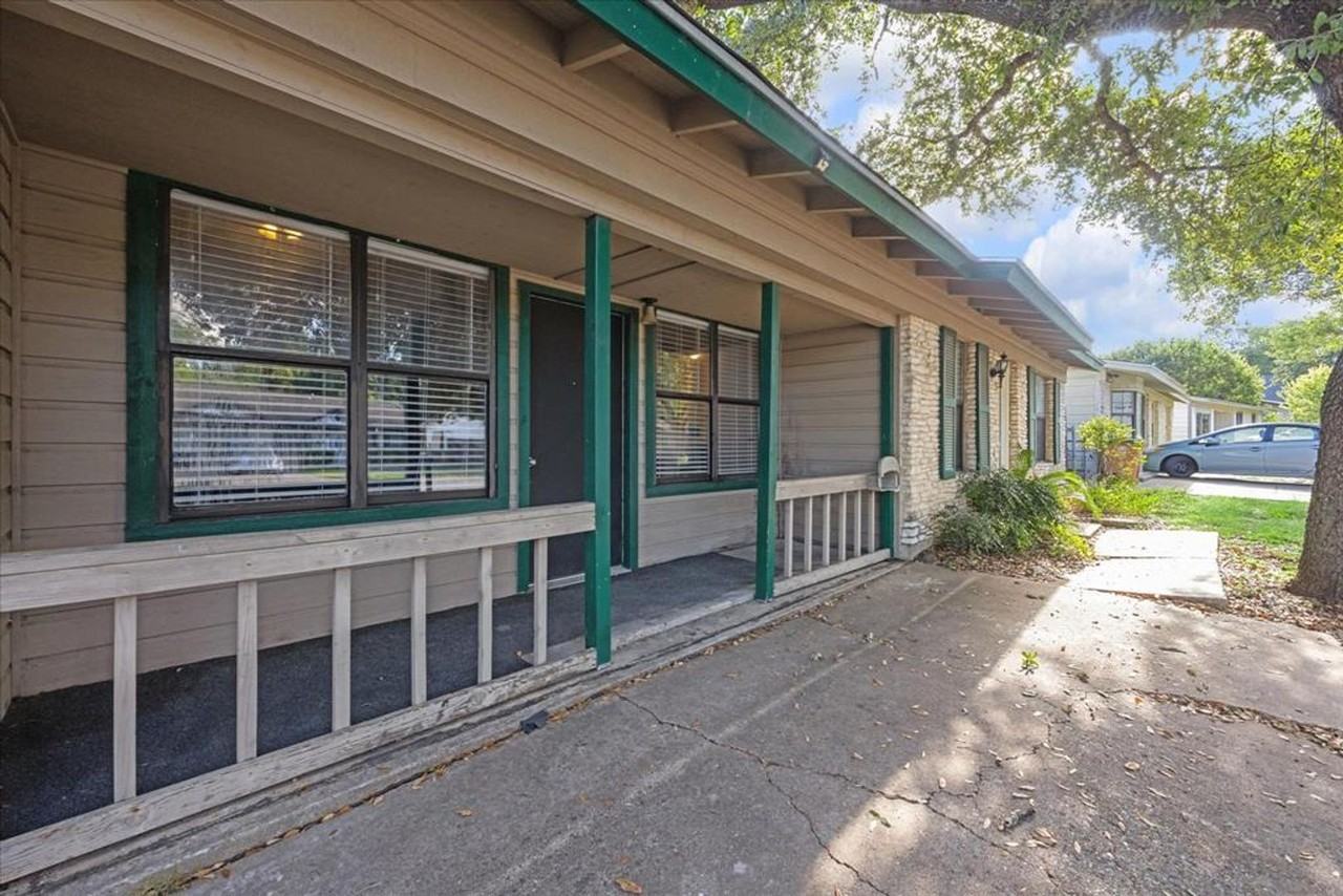 300 Tilbury Ln - Photo 3 of 33