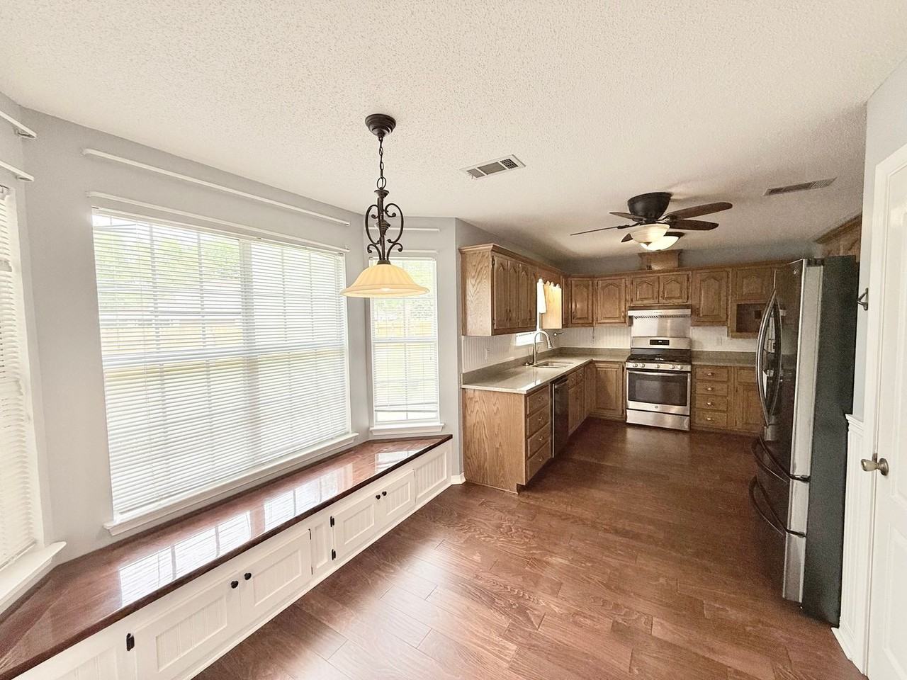 3548 Stratford Ln - Photo 4 of 20