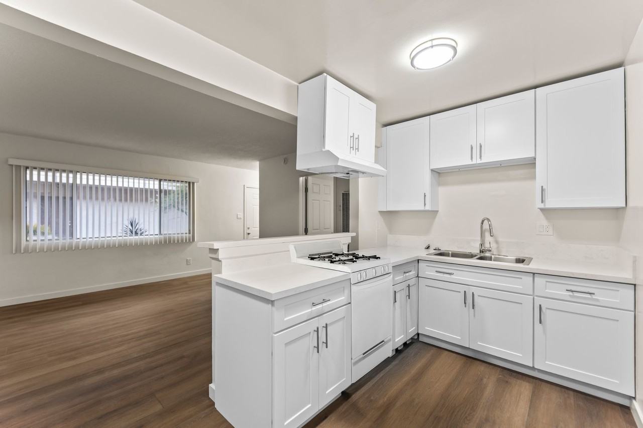 9721 S San Pedro St - Photo 3 of 13