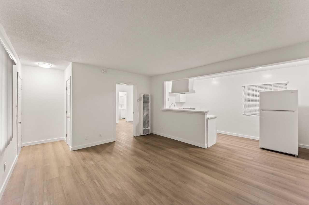 9721 S San Pedro St - Photo 6 of 13