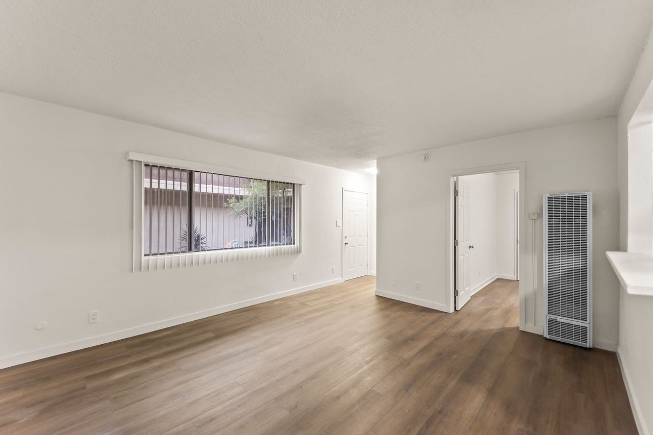 9721 S San Pedro St - Photo 7 of 13