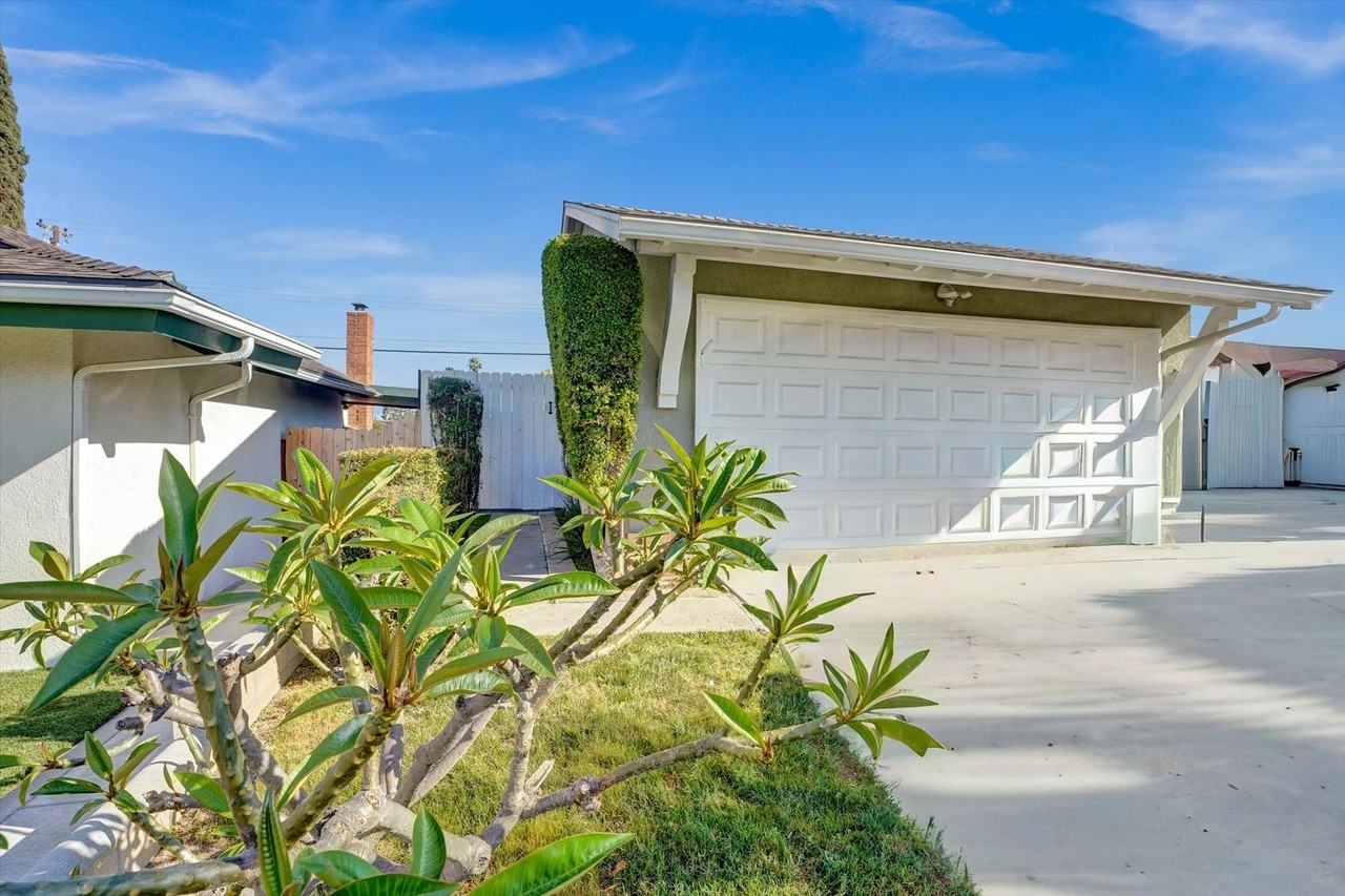 16053 Red Coach Ln - Photo 3 of 32