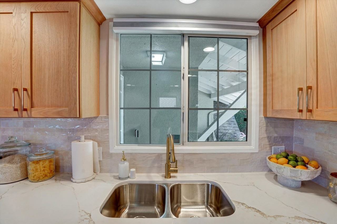 16053 Red Coach Ln - Photo 5 of 32