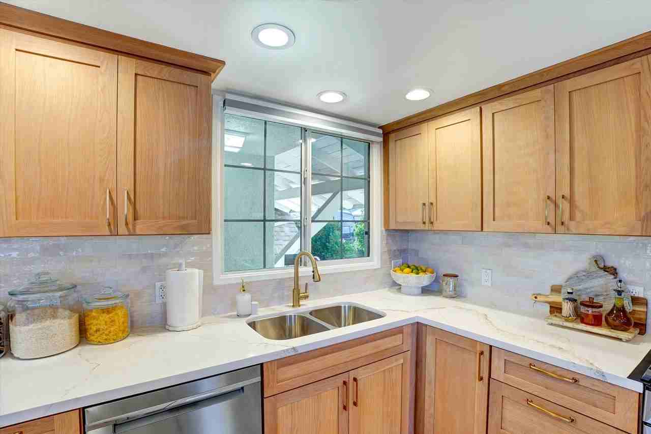 16053 Red Coach Ln - Photo 6 of 32