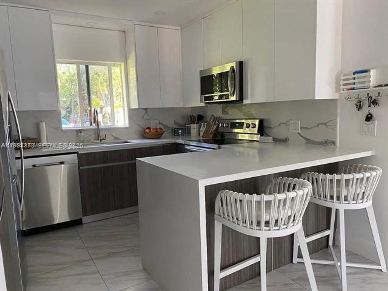 256 Ne 85th St - Photo 5 of 24