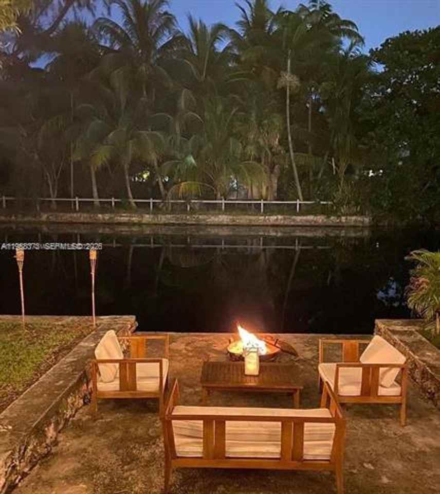 256 Ne 85th St - Photo 7 of 24