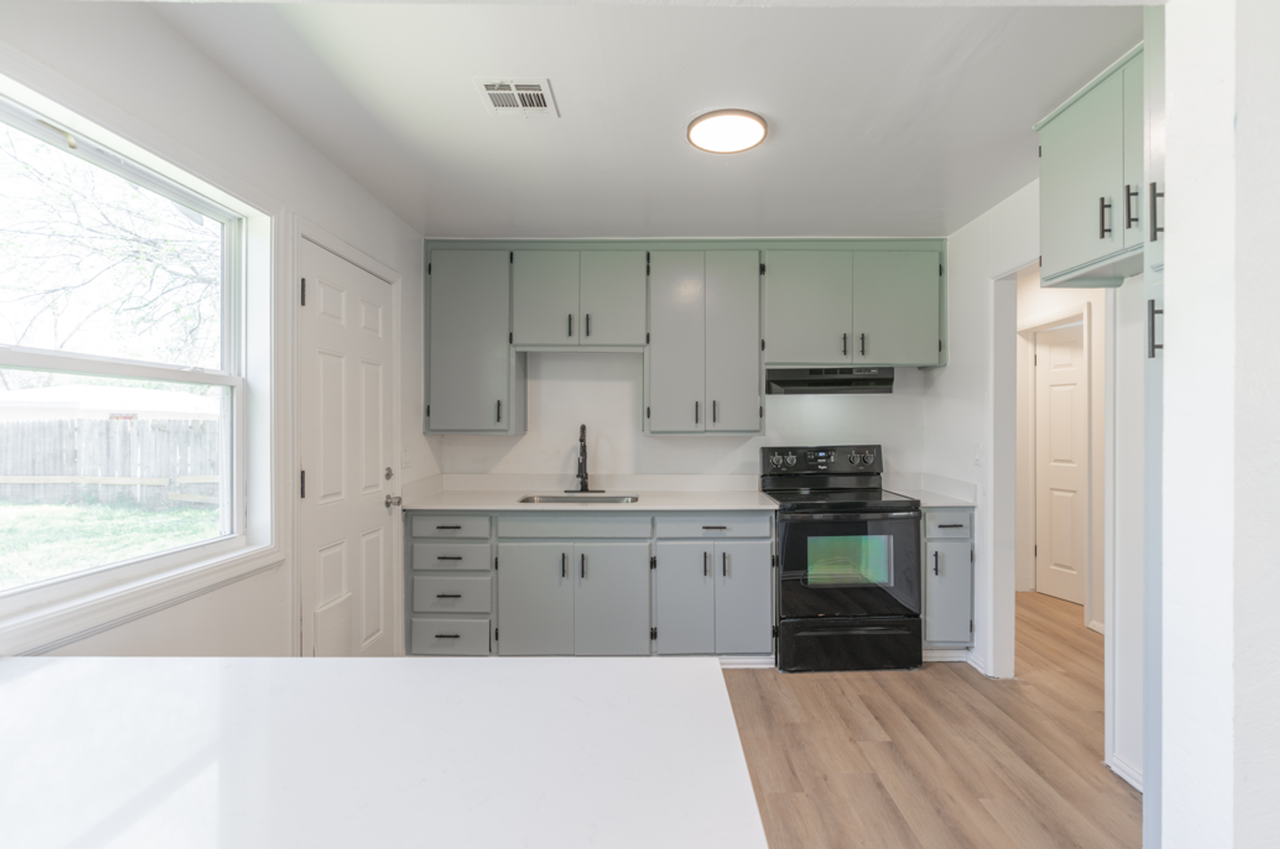 1202 Mark St - Photo 3 of 12