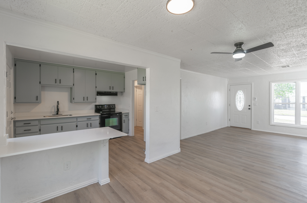 1202 Mark St - Photo 4 of 12