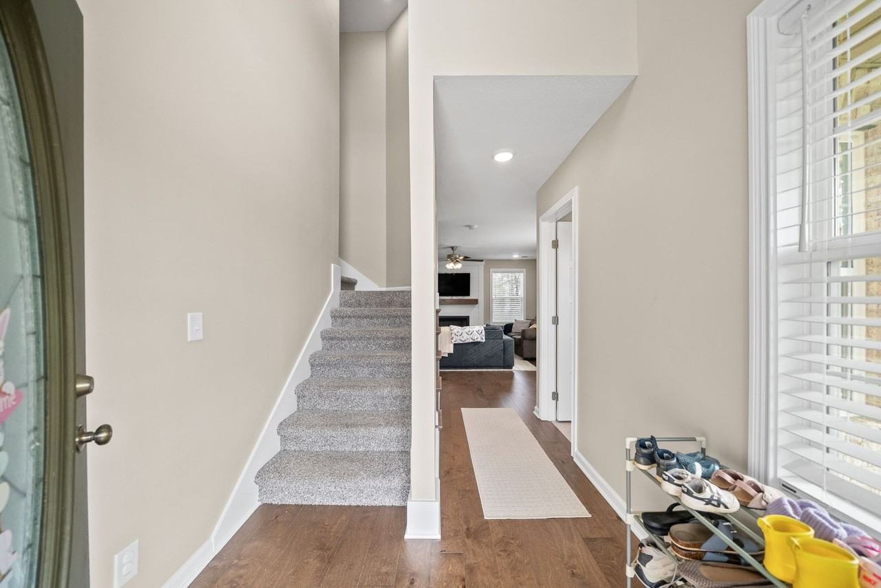 1084 Barnhill Rd - Photo 5 of 35