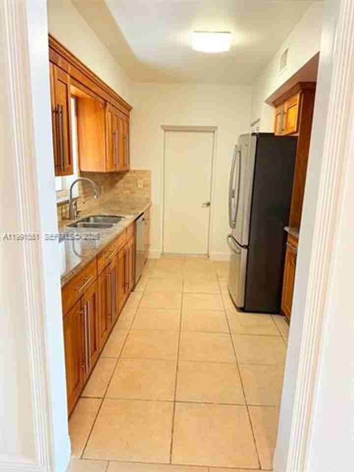 2300 Sw 24th St - Photo 3 of 11