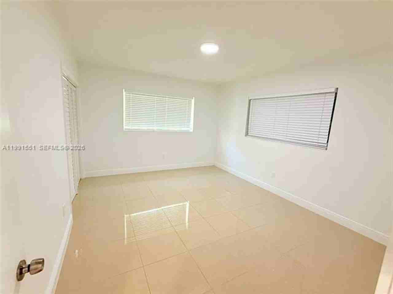 2300 Sw 24th St - Photo 4 of 11