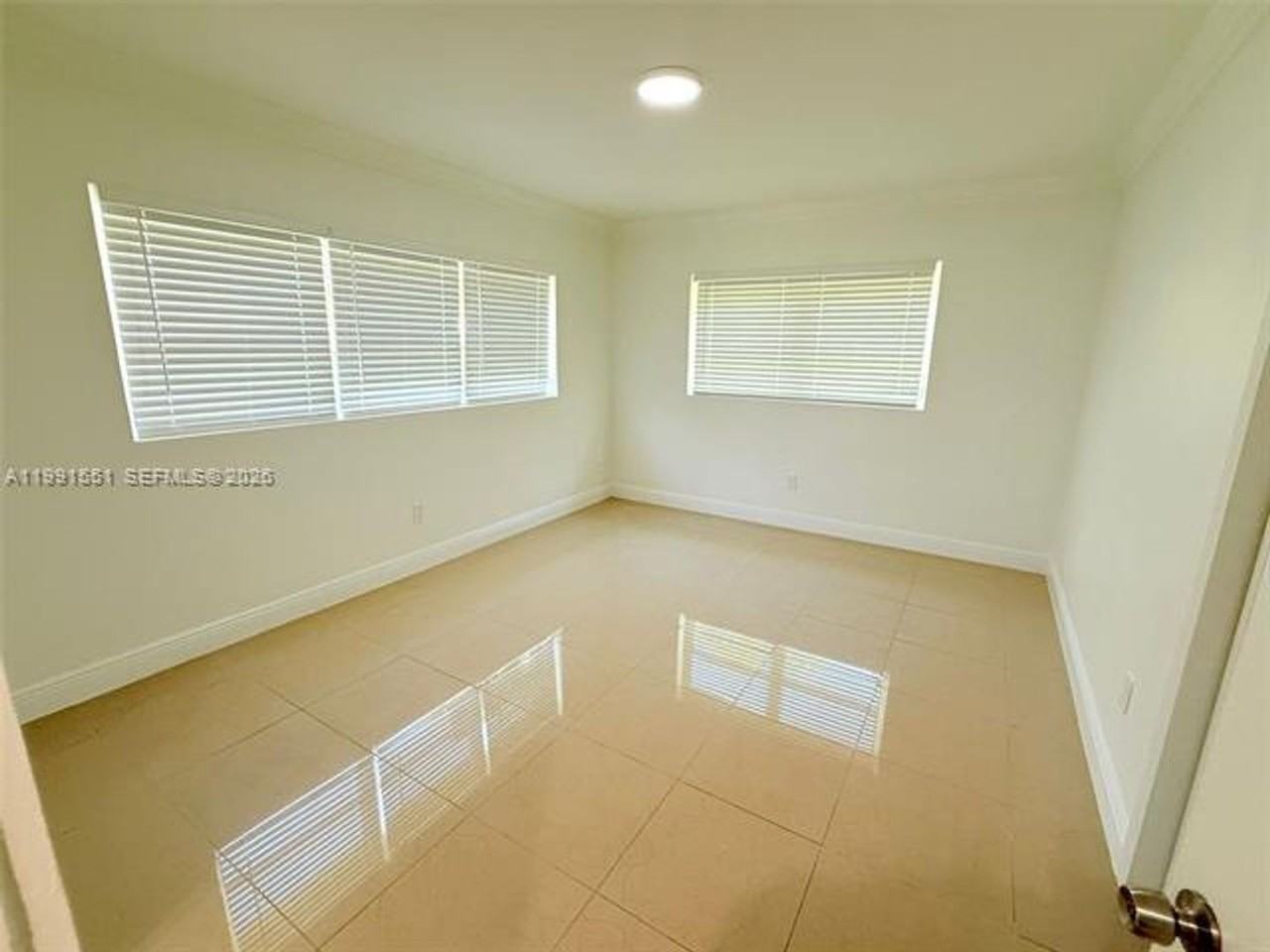 2300 Sw 24th St - Photo 7 of 11