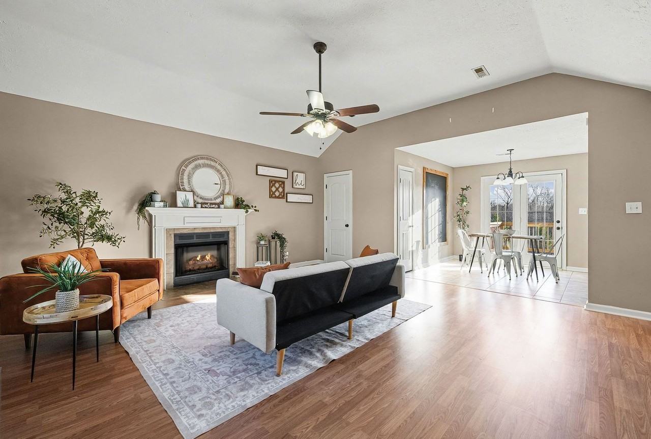 1304 Freedom Dr - Photo 3 of 31