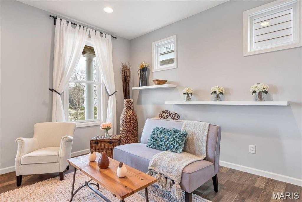 5044 Arpent St - Photo 4 of 37