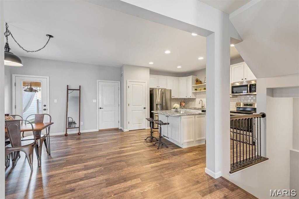 5044 Arpent St - Photo 7 of 37