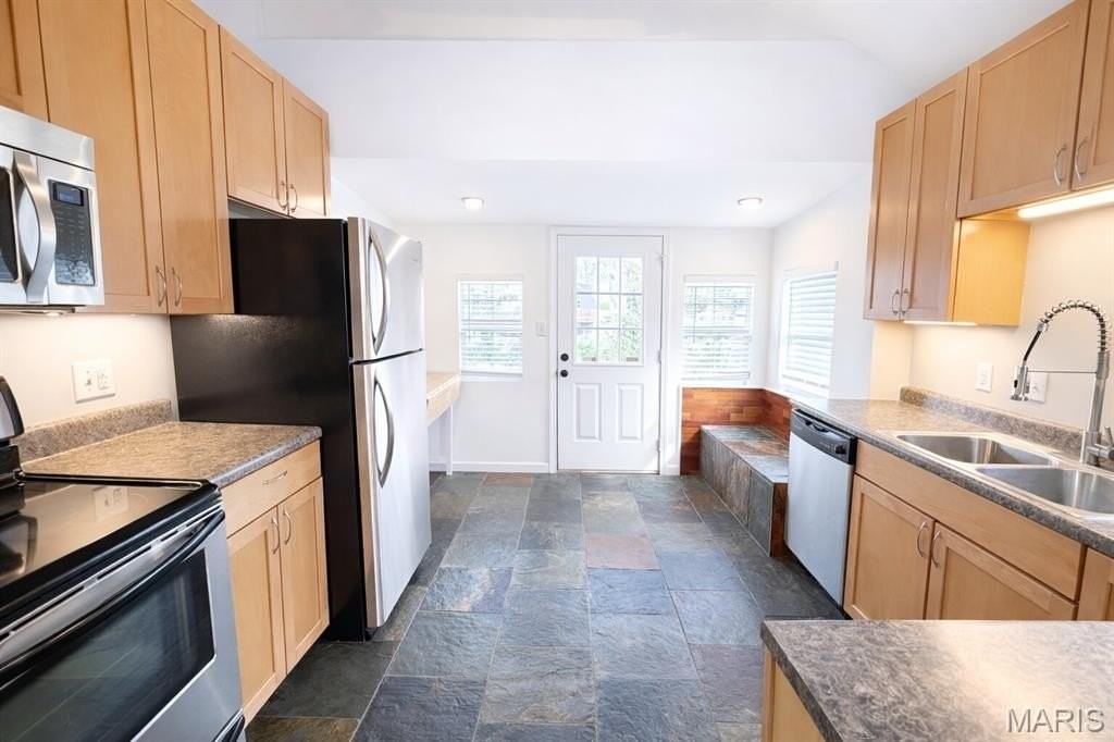 7615 Folk Ave - Photo 4 of 15