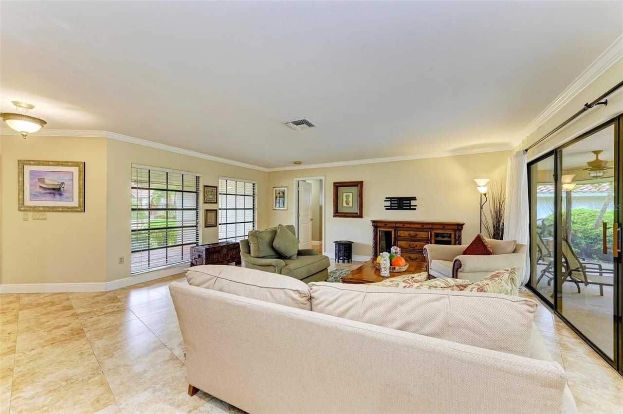 221 Lookout Point Dr - Photo 4 of 47