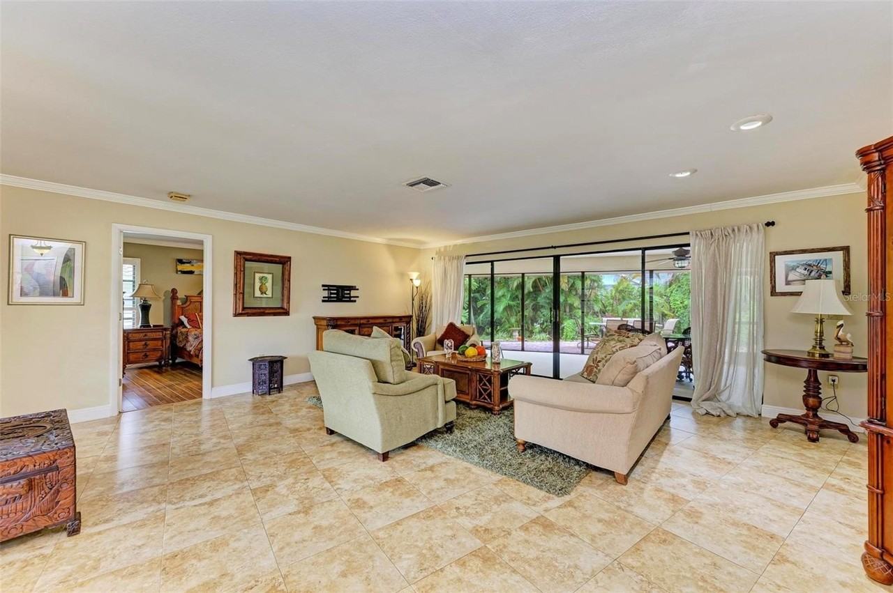 221 Lookout Point Dr - Photo 5 of 47