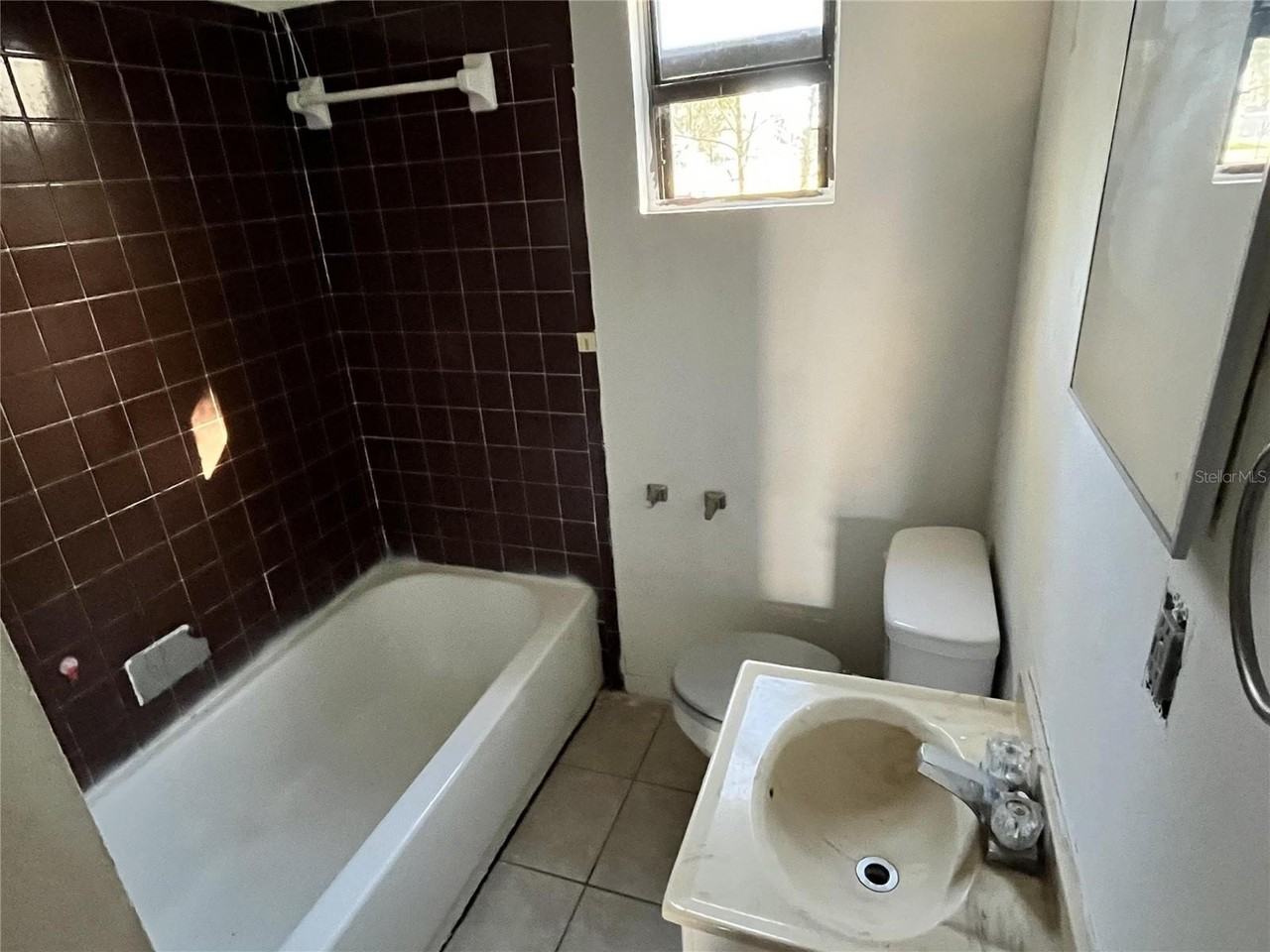 1290 Henson Ln - Photo 6 of 7